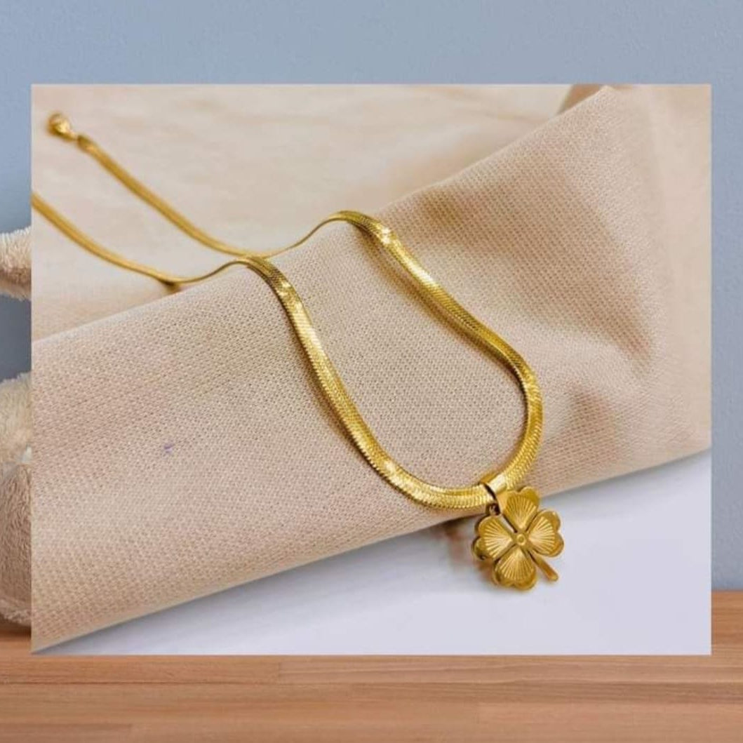 Elegant Gold Stainless Steel Necklace with Four-Leaf Clover Pendant