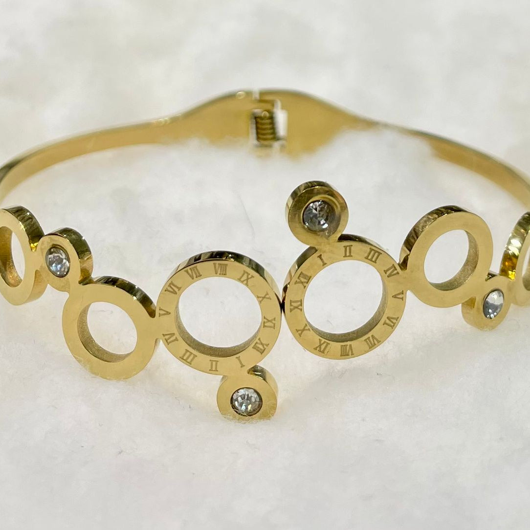 Golden Circle Elegance Bracelet with Diamond Accents