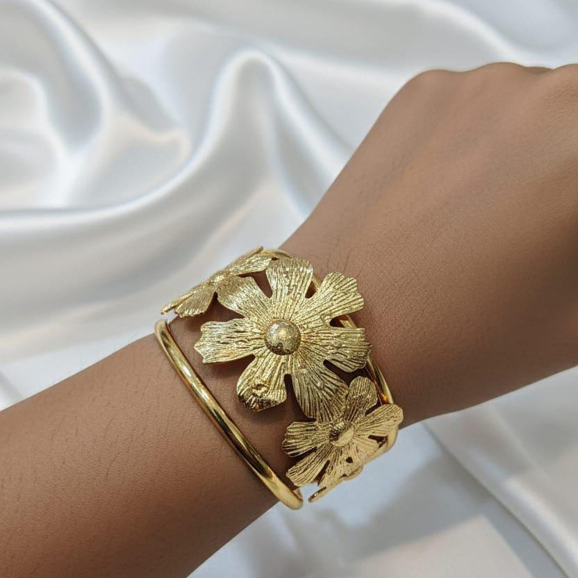 Golden Bloom Elegance — Stainless Steel Flower Cuff Bracelet